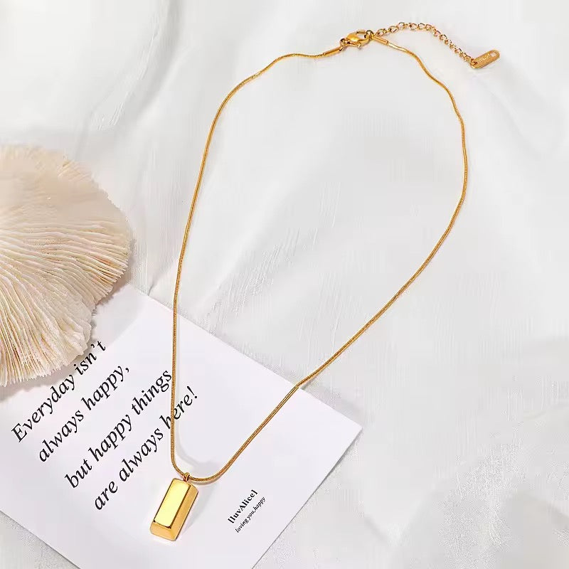 Lara Luxe Golden Bar Pendant
