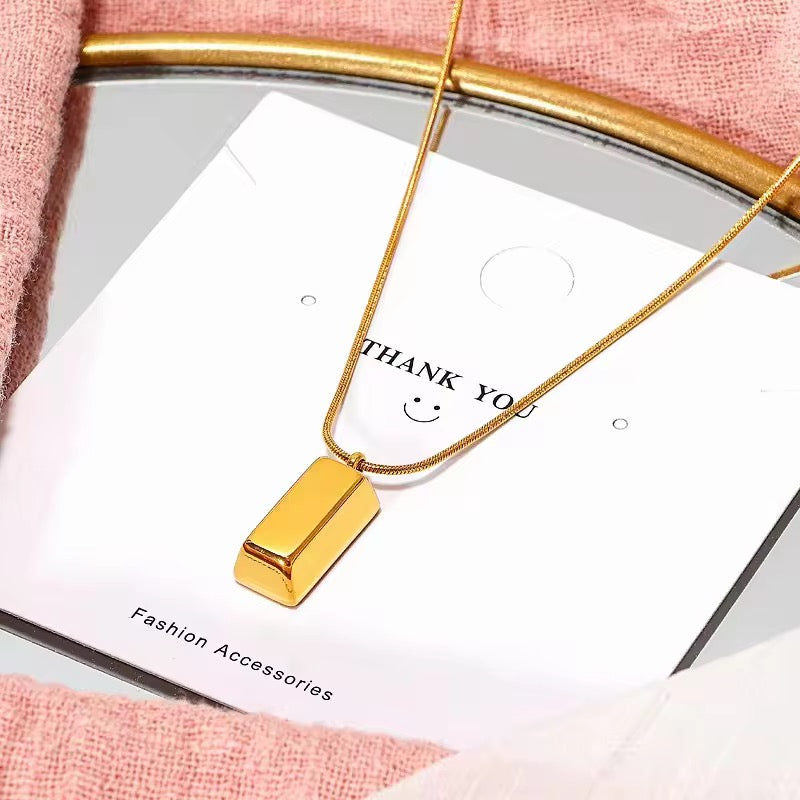 Lara Luxe Golden Bar Pendant