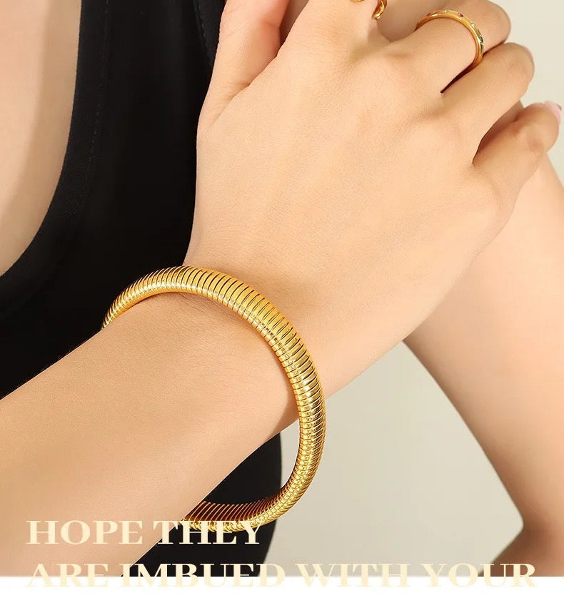 18K stainless steel flexible non tarnish single bangle bracelet